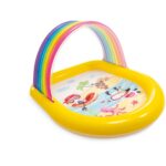 Regenboog zwembad met watersproeiers 1