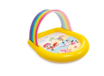 Regenboog zwembad met watersproeiers 1
