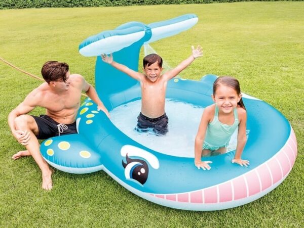 Walvis zwembad met watersproeier 7